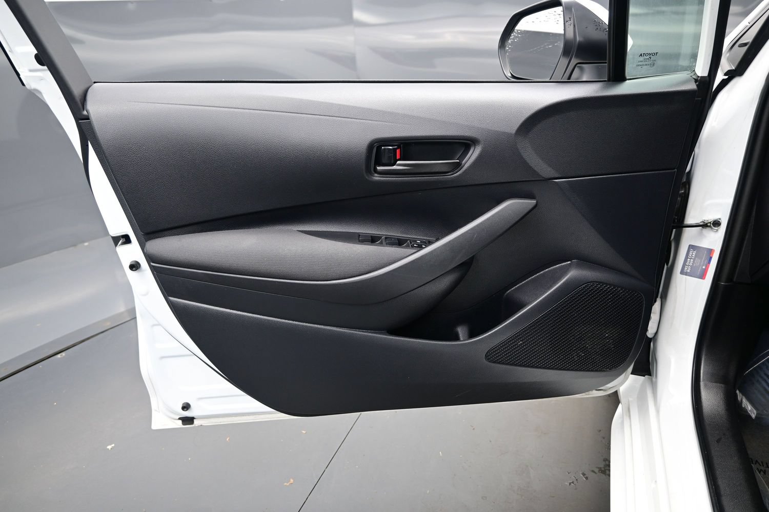 Used 2025 Toyota Corolla LE FWD image 9
