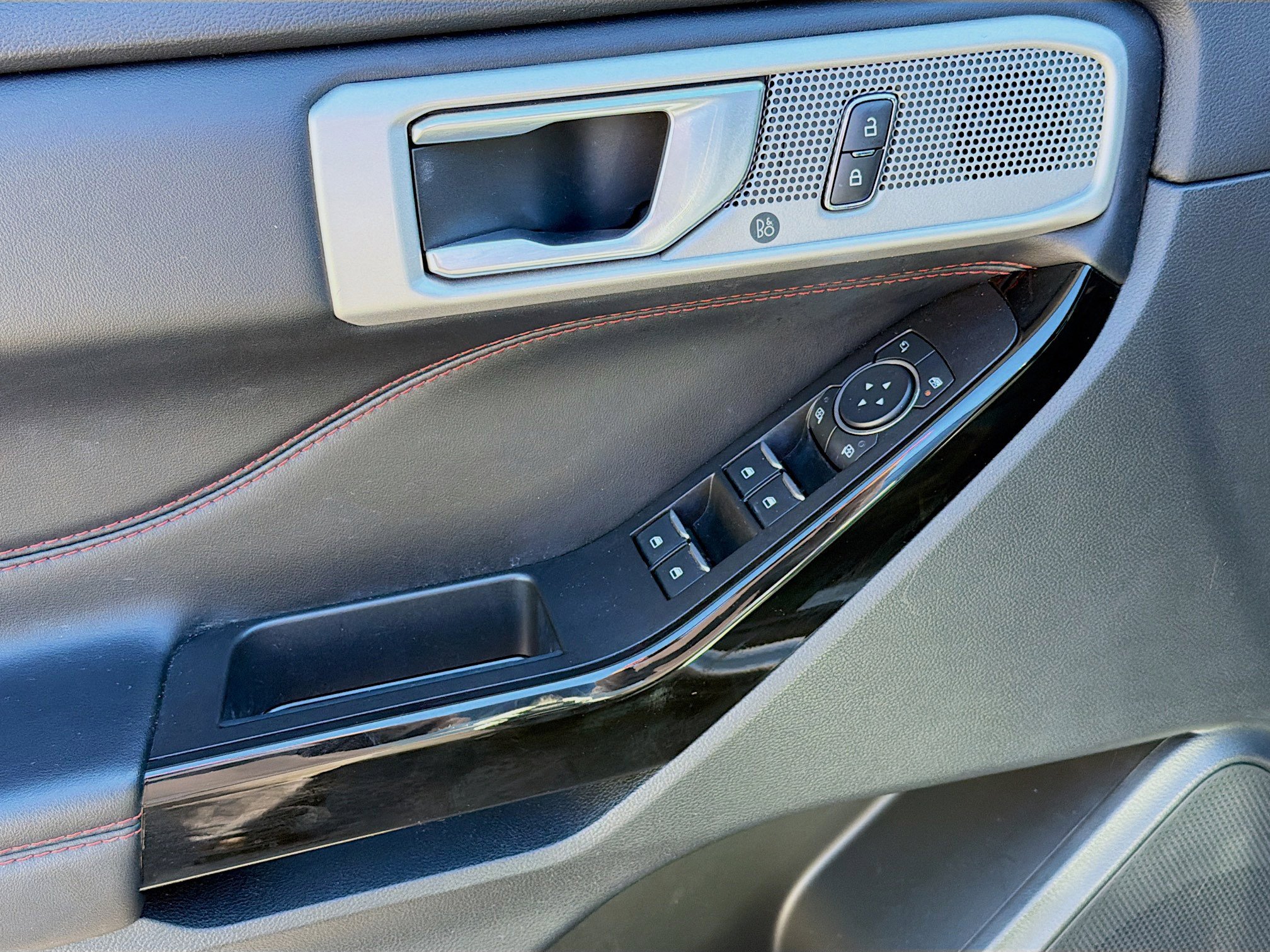 Used 2022 Ford Explorer ST-Line w/ Class IV Trailer Tow Package image 23