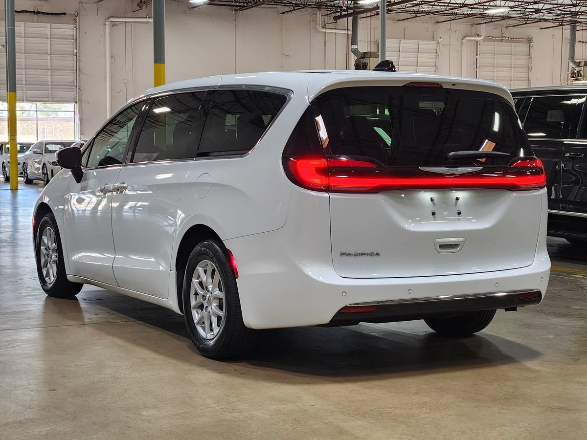 Used 2023 Chrysler Pacifica Touring-L FWD image 11