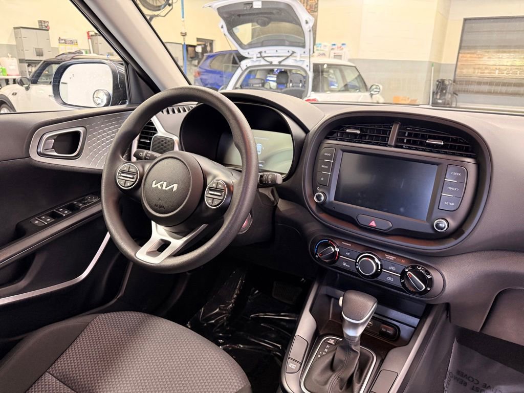 Used 2025 Kia Soul LX w/ LX Technology Package FWD image 29