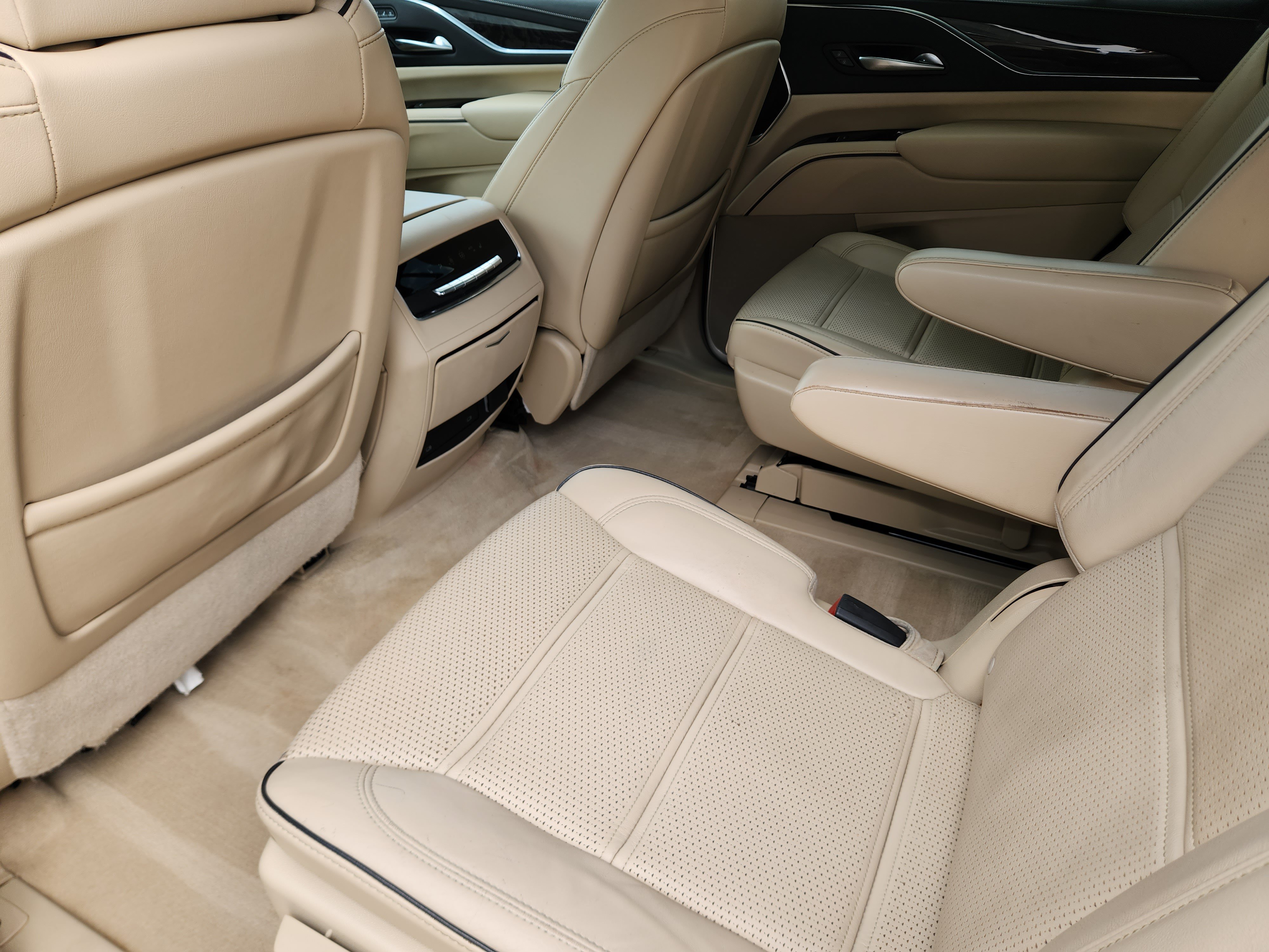 Used 2022 Cadillac Escalade Premium Luxury RWD image 30