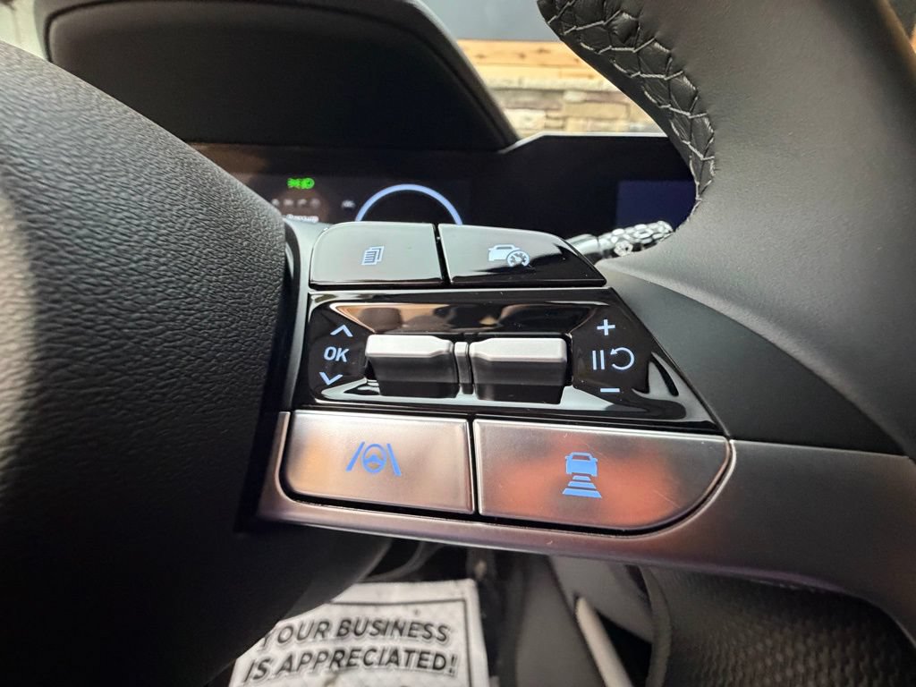 Used 2025 Hyundai Elantra Limited FWD image 24