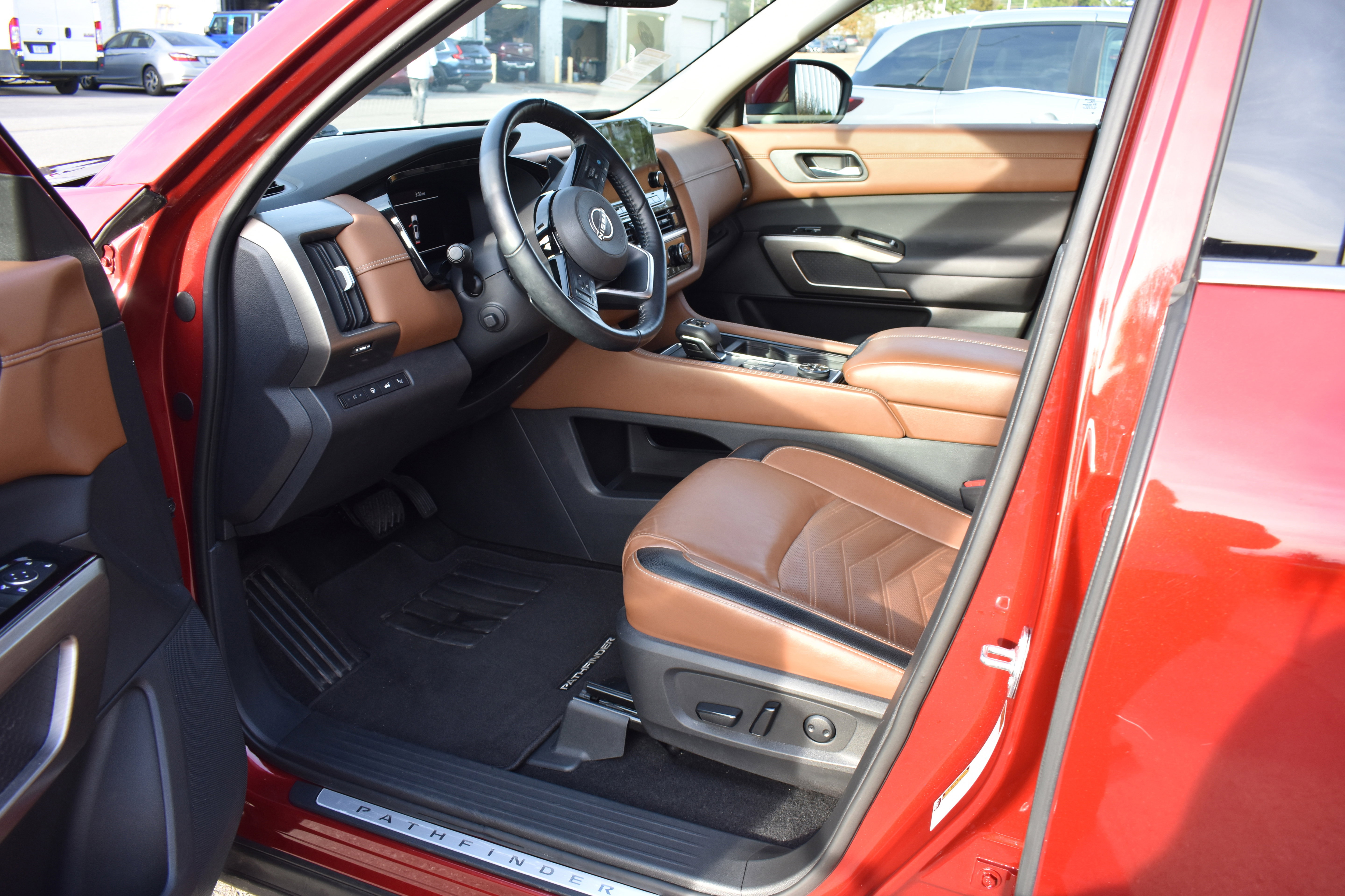 Used 2022 Nissan Pathfinder Platinum w/ Cargo Package image 12