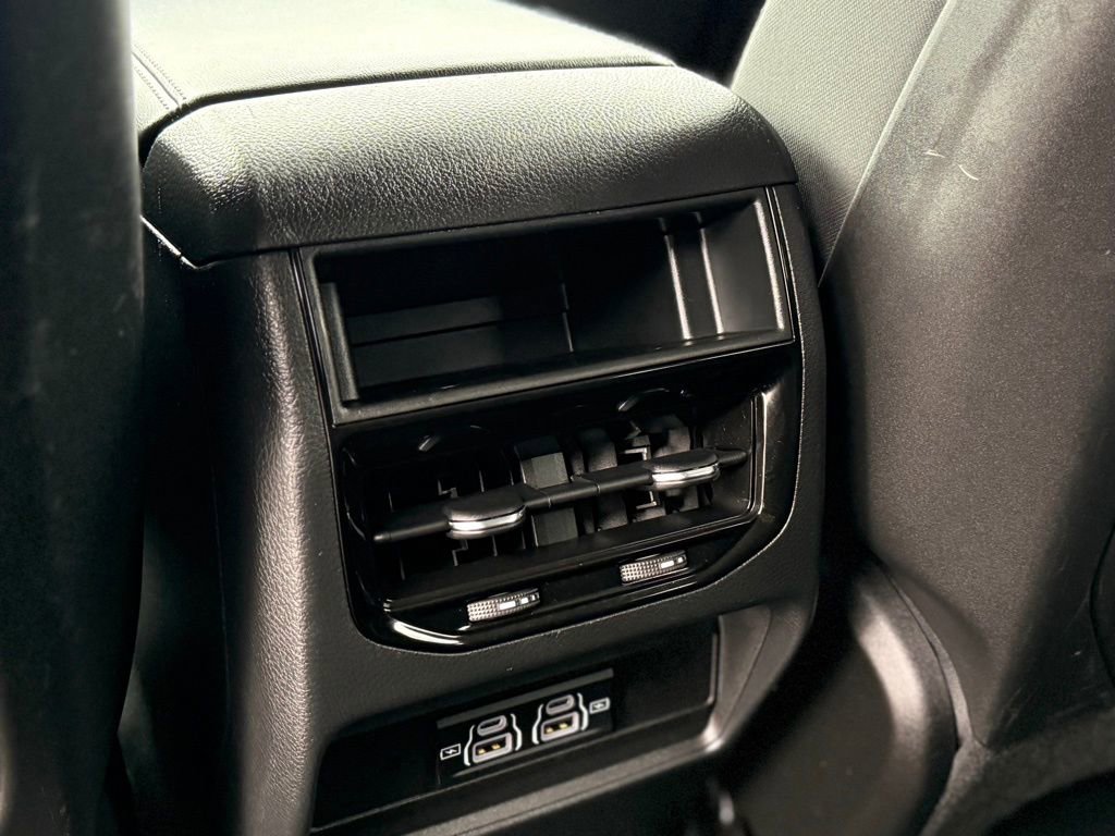 Used 2024 Jeep Grand Cherokee Laredo image 7