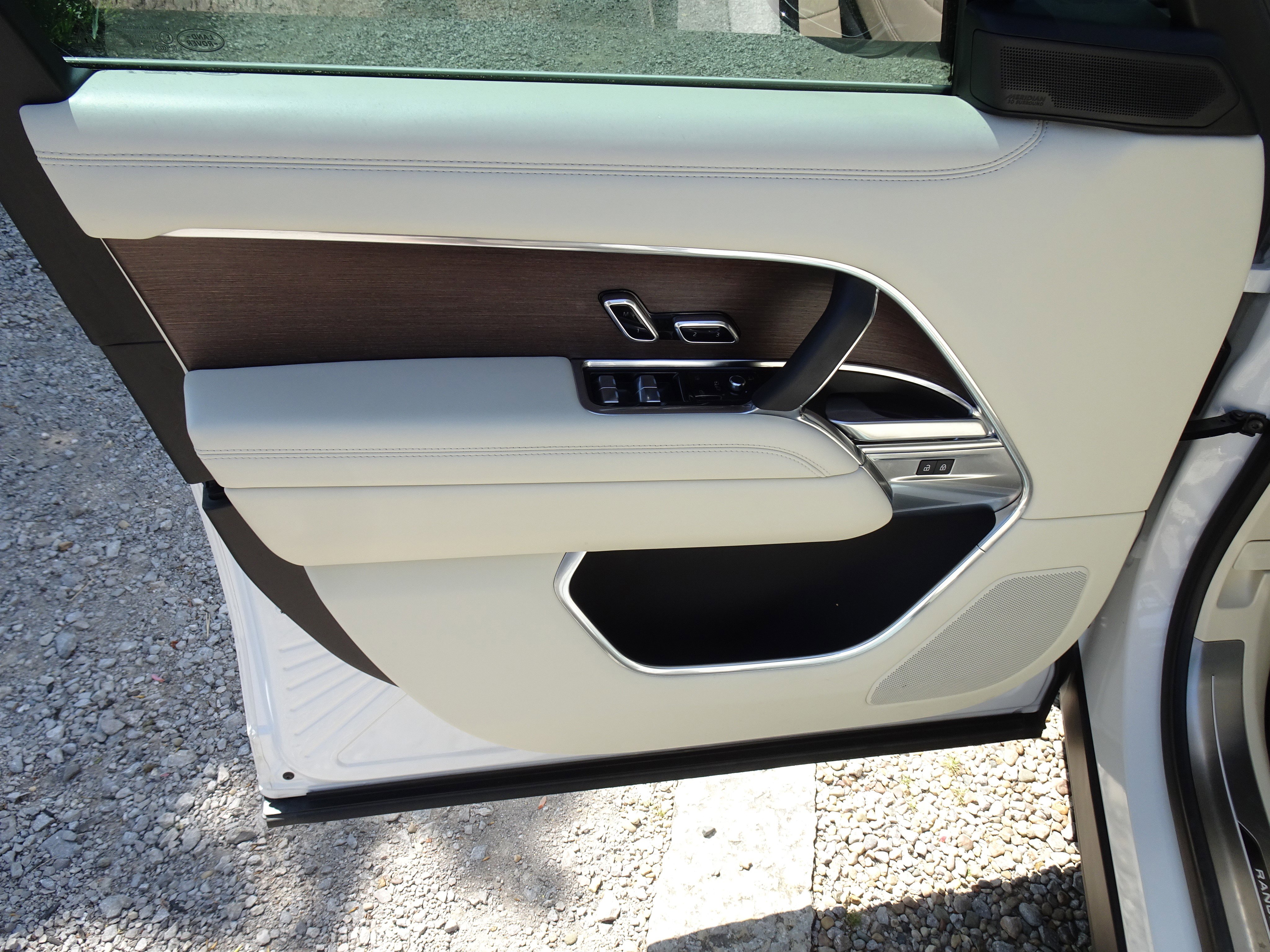 Certified 2025 Land Rover Range Rover SE AWD/4WD image 16