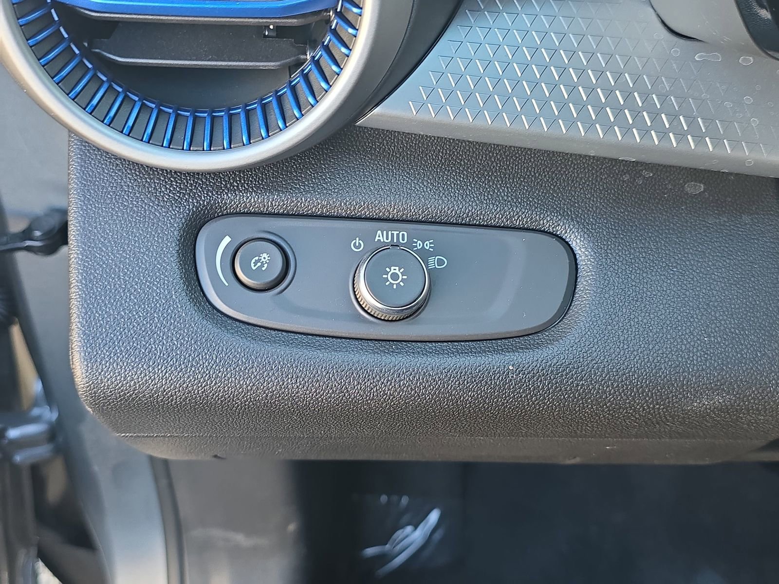 Used 2025 Chevrolet Trax LS w/ Driver Confidence Package image 32