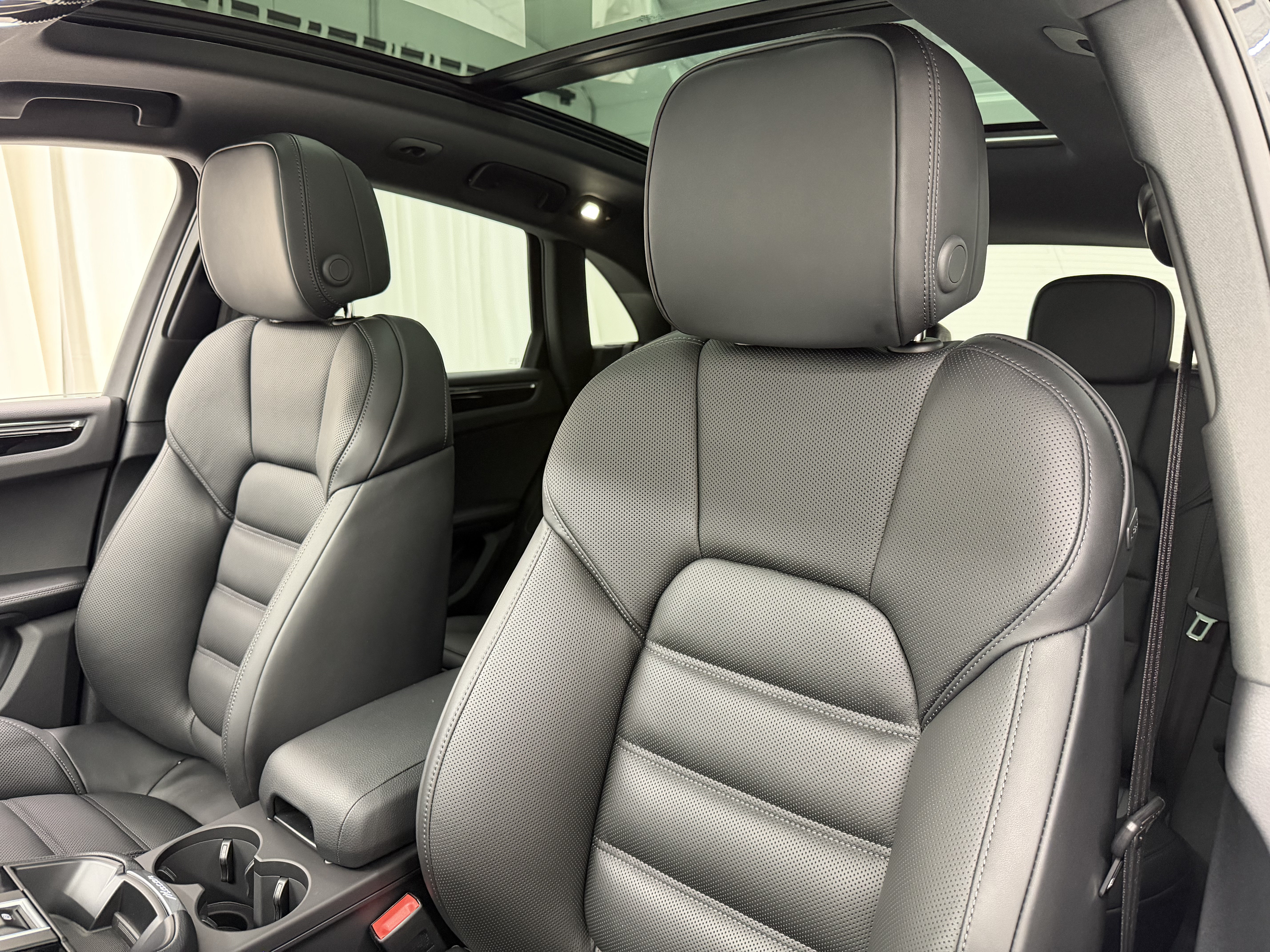 Certified 2026 Porsche Macan AWD/4WD image 5