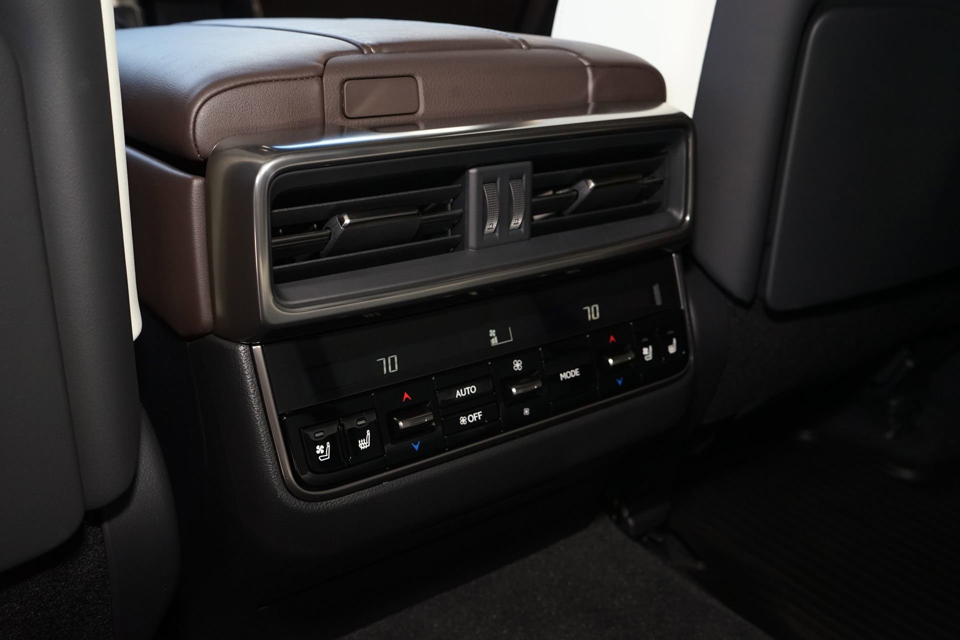 Used 2023 Lexus LX 600 4WD w/ Accessory Package (Z1) image 21