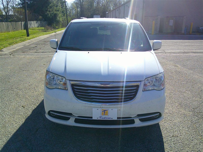 Used 2014 Chrysler Town & Country Touring image 8