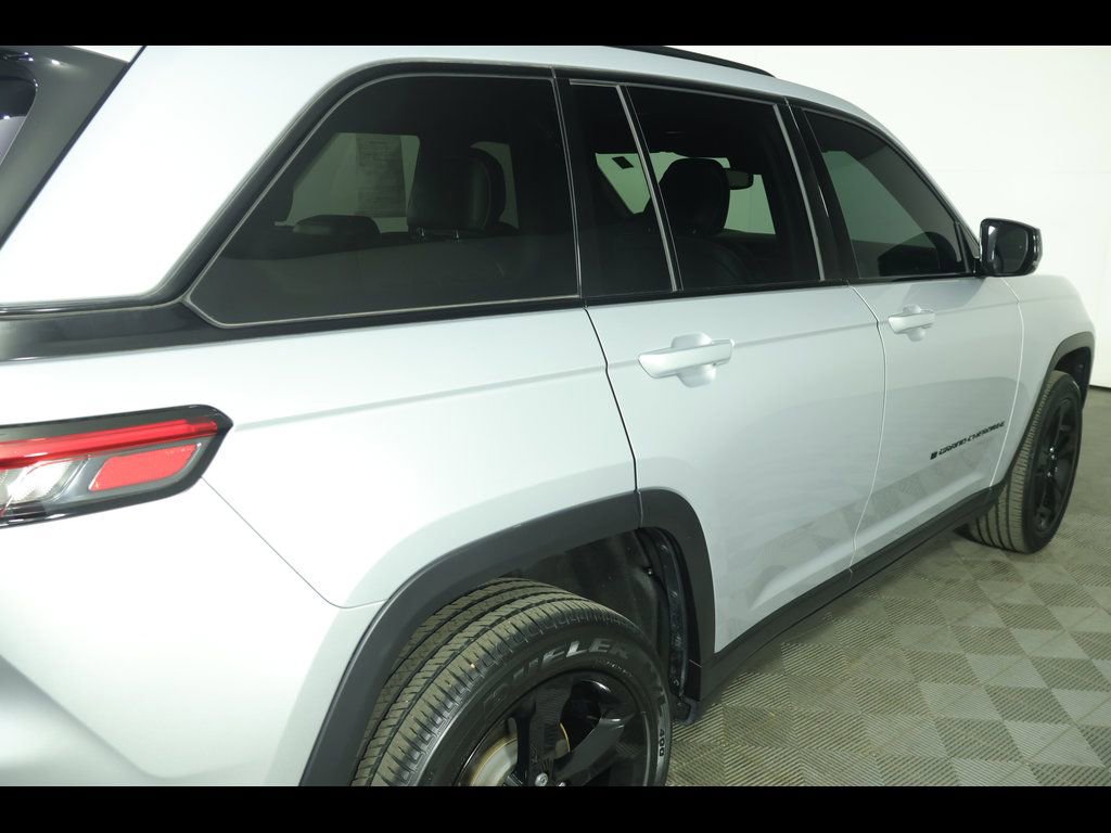 Used 2024 Jeep Grand Cherokee Altitude image 16