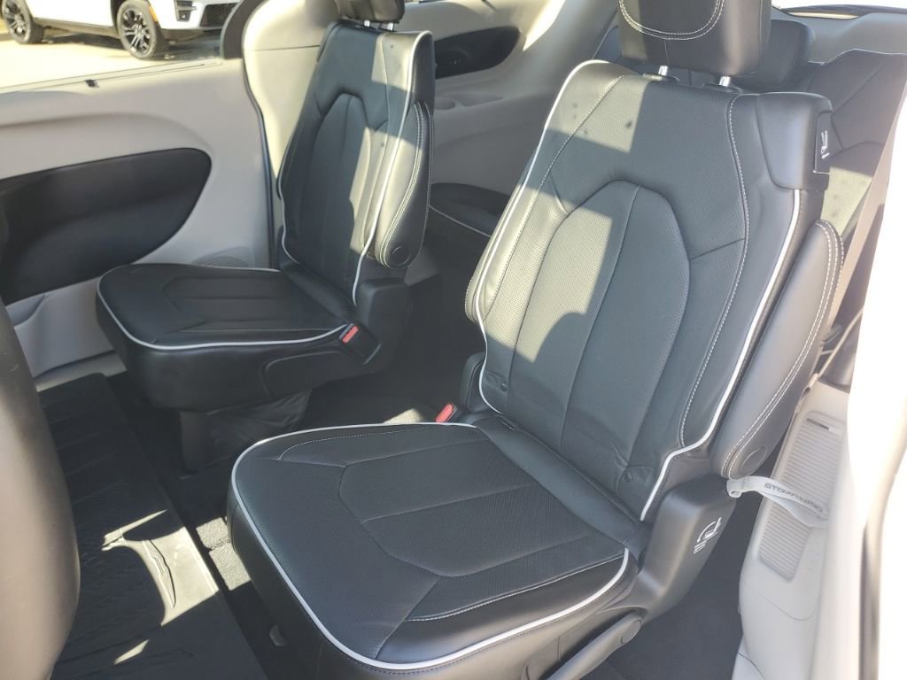 Used 2022 Chrysler Pacifica Limited image 35