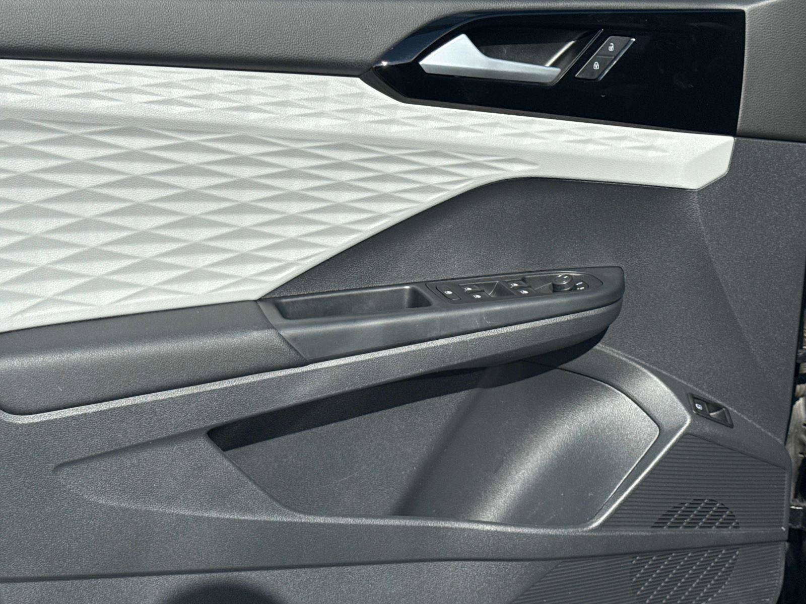 Used 2022 Volkswagen Taos S image 15