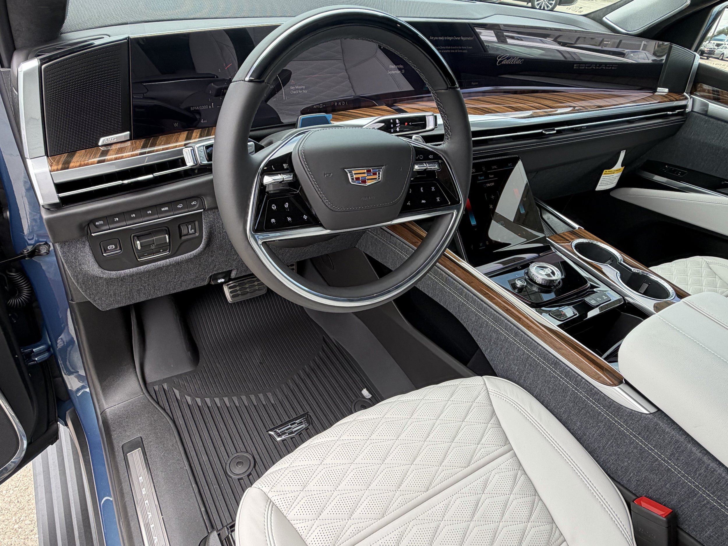 New 2026 Cadillac Escalade Platinum Luxury w/ LPO, Radiant Package AWD/4WD image 14