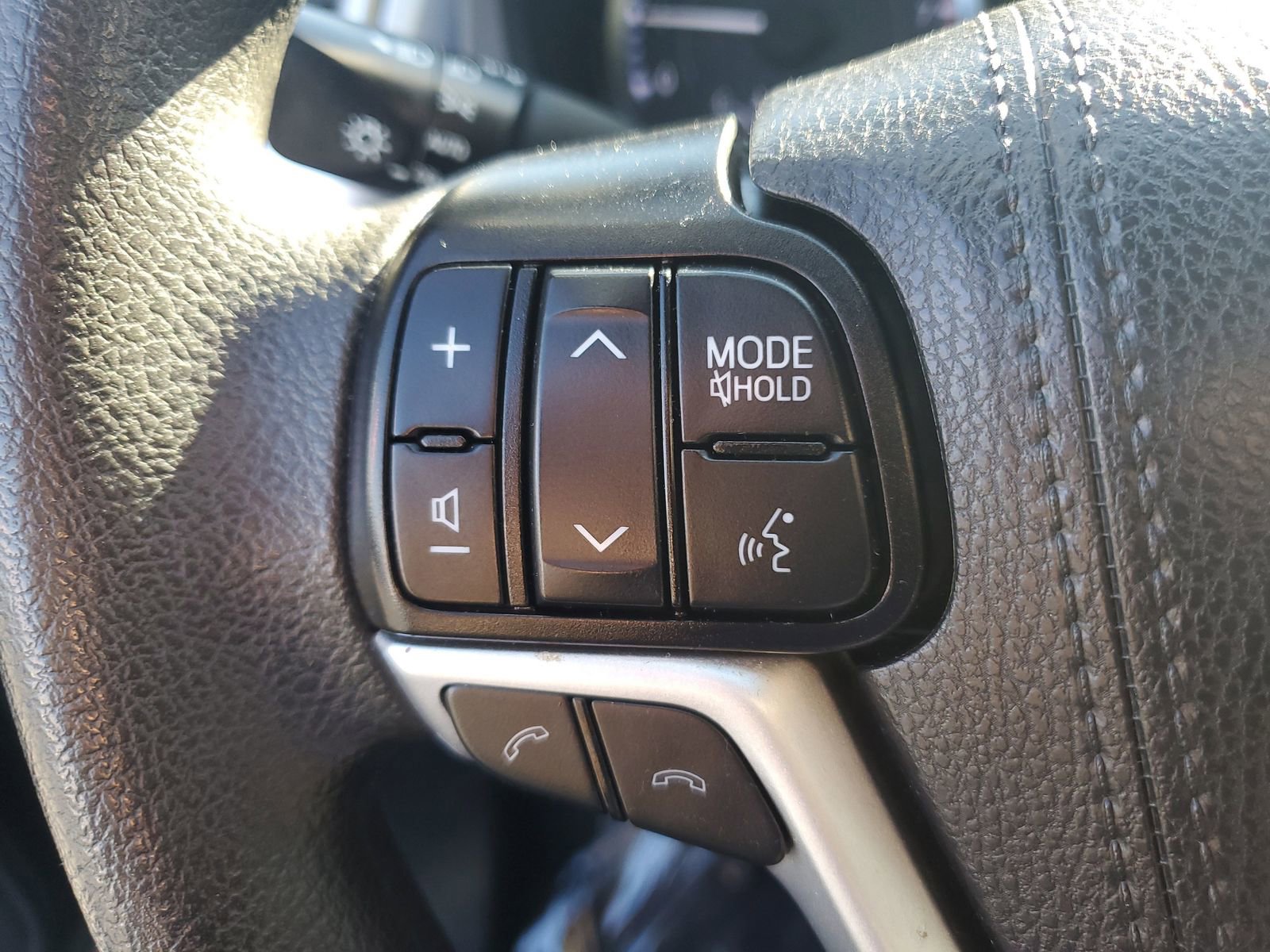 Used 2019 Toyota Highlander LE w/ Carpet Mat Package (TMS) image 27