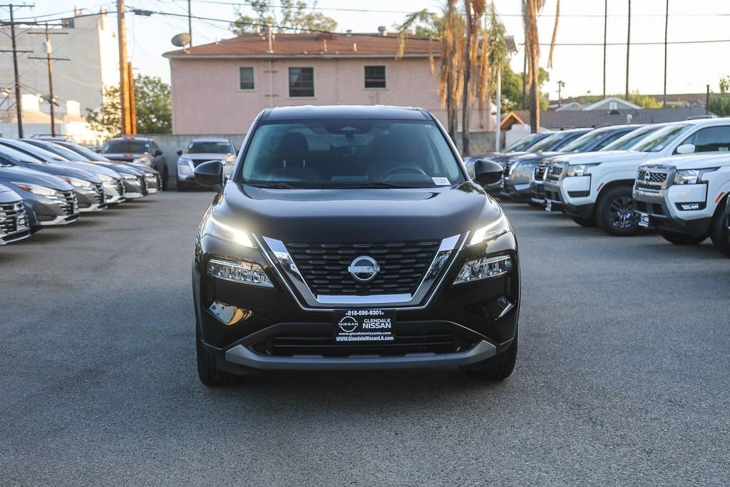 Used 2023 Nissan Rogue SV FWD image 2