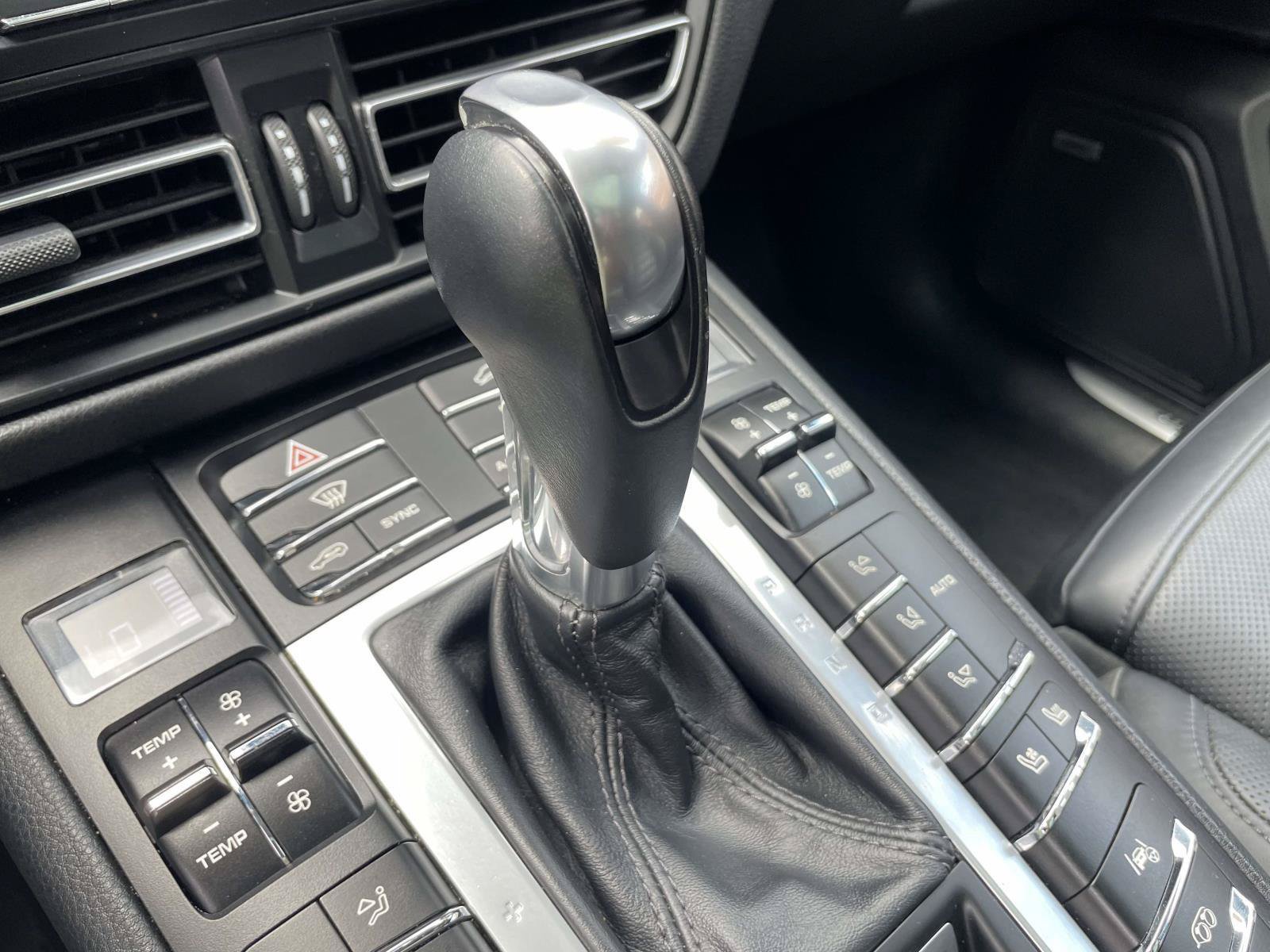 Used 2021 Porsche Macan Turbo AWD/4WD image 15