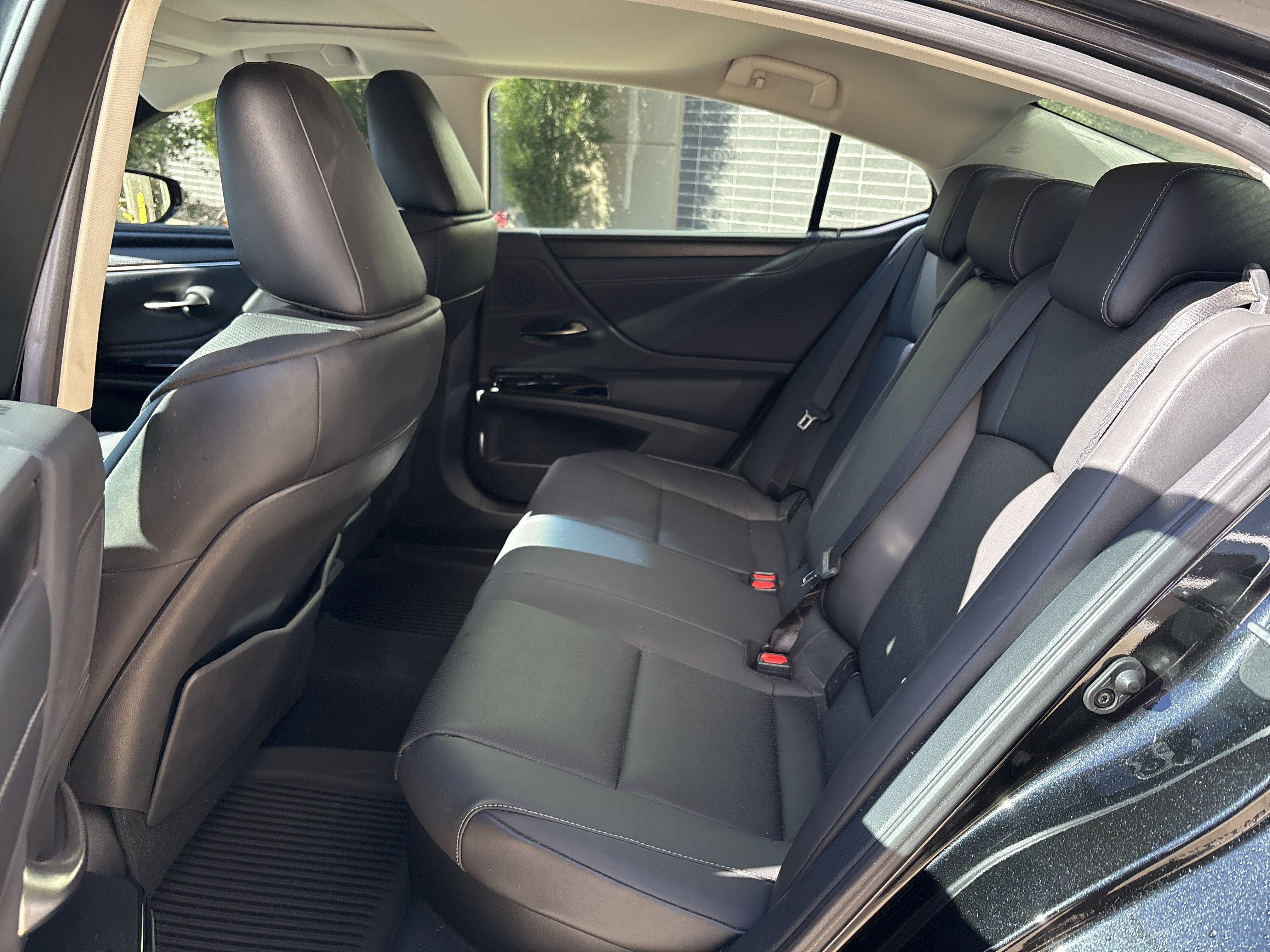 Used 2025 Lexus ES 300h w/ Premium Package FWD image 31