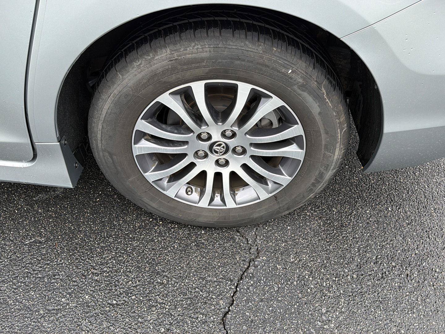 Used 2019 Toyota Sienna XLE Premium FWD image 36
