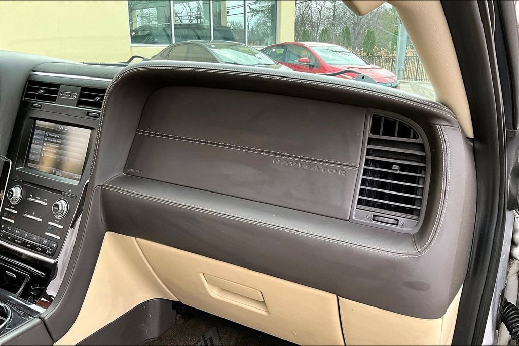 Used 2015 Lincoln Navigator 4WD w/ Equipment Group 101A Reserve image 27