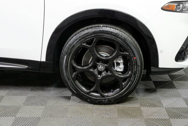 New 2026 Alfa Romeo Tonale w/ Red Premium Package image 39