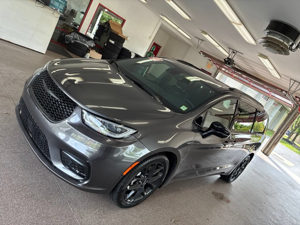 Used 2023 Chrysler Pacifica Limited w/ S Appearance Package FWD image 5