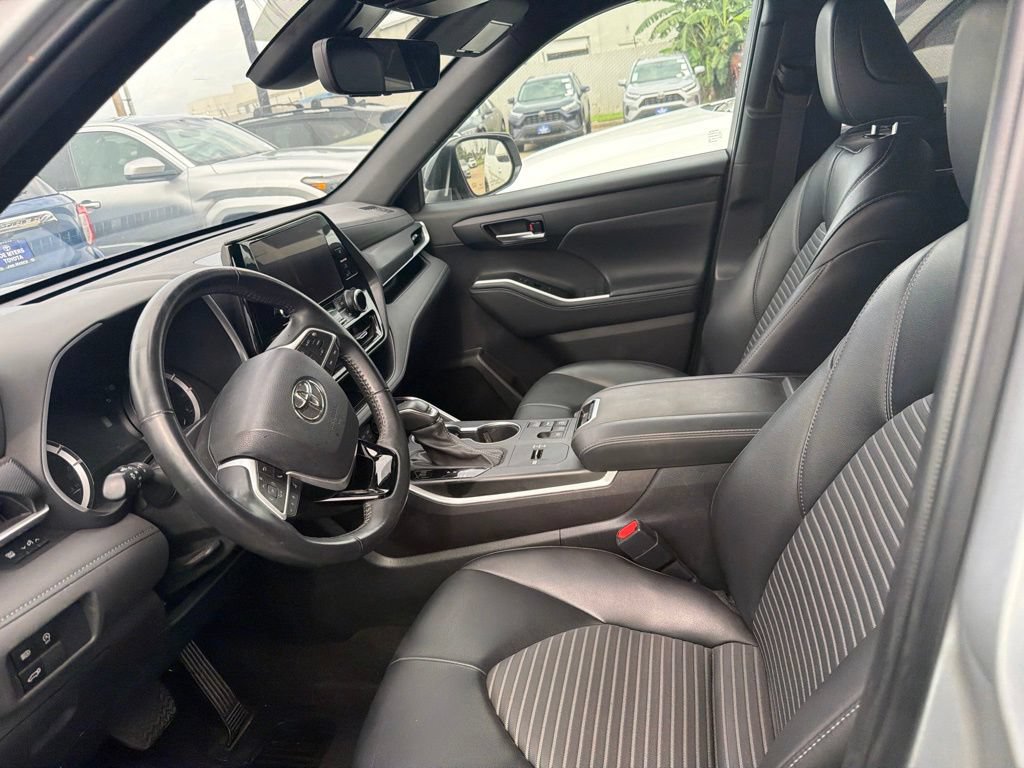Used 2024 Toyota Highlander XSE FWD image 2