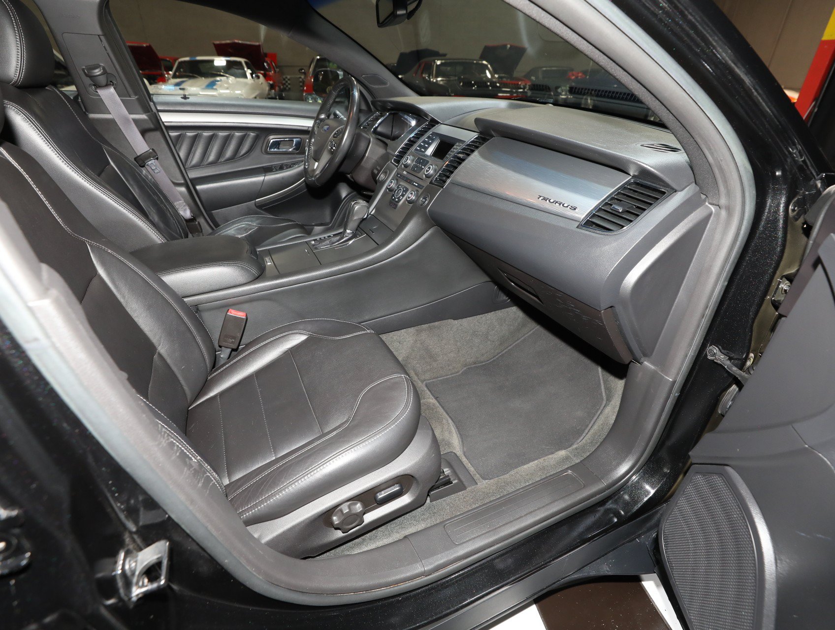 Used 2013 Ford Taurus SEL FWD image 34