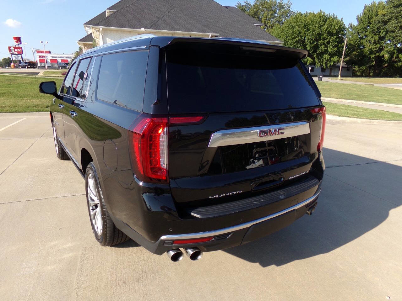 Used 2021 GMC Yukon XL Denali w/ Denali Premium Package image 33