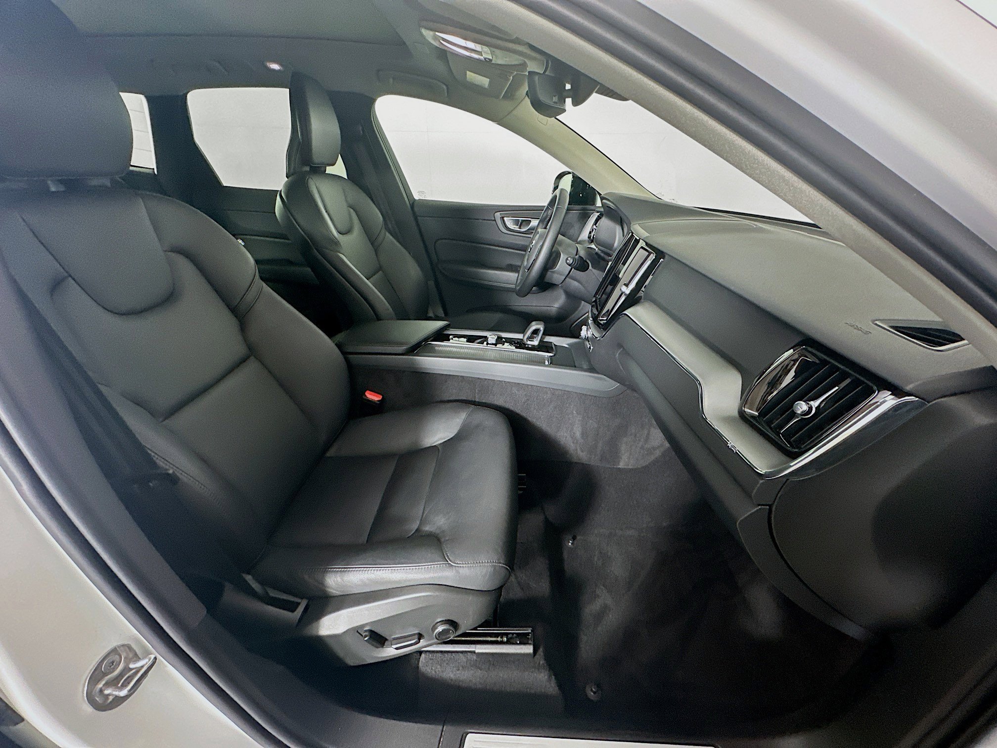 Used 2024 Volvo XC60 B5 Core image 33