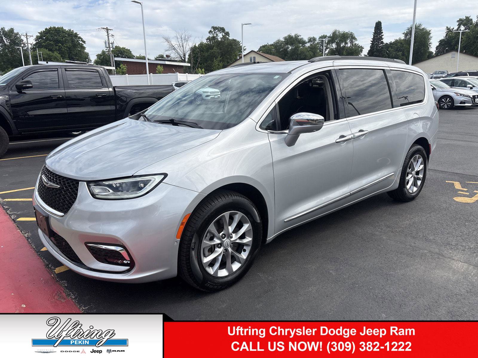 Used 2022 Chrysler Pacifica Limited AWD/4WD image 1