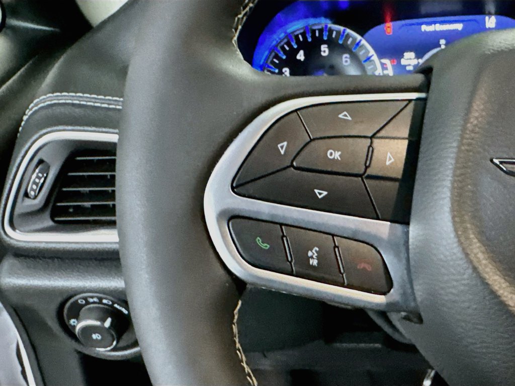 Used 2026 Chrysler Pacifica Limited FWD image 12