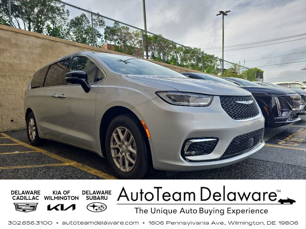 Used 2026 Chrysler Pacifica Select