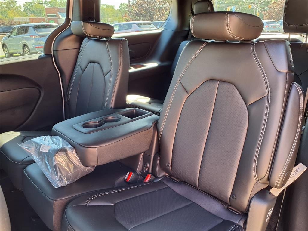 New 2026 Chrysler Pacifica Select image 6