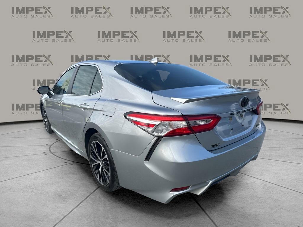 Used 2020 Toyota Camry SE image 3