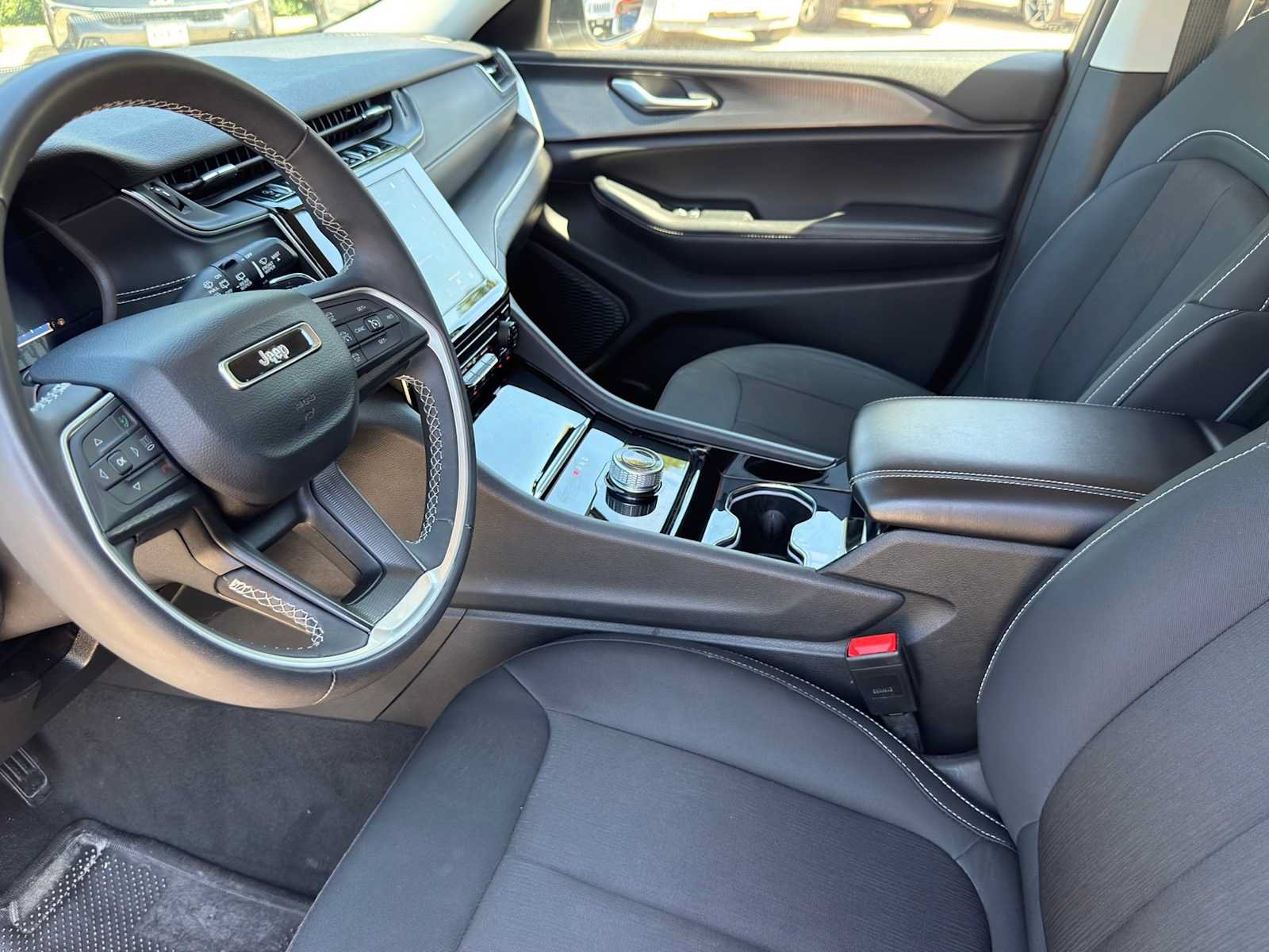 Used 2023 Jeep Grand Cherokee Laredo RWD image 13
