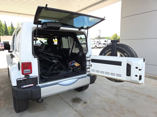 Used 2015 Jeep Wrangler Unlimited Sahara w/ Connectivity Group AWD/4WD image 16