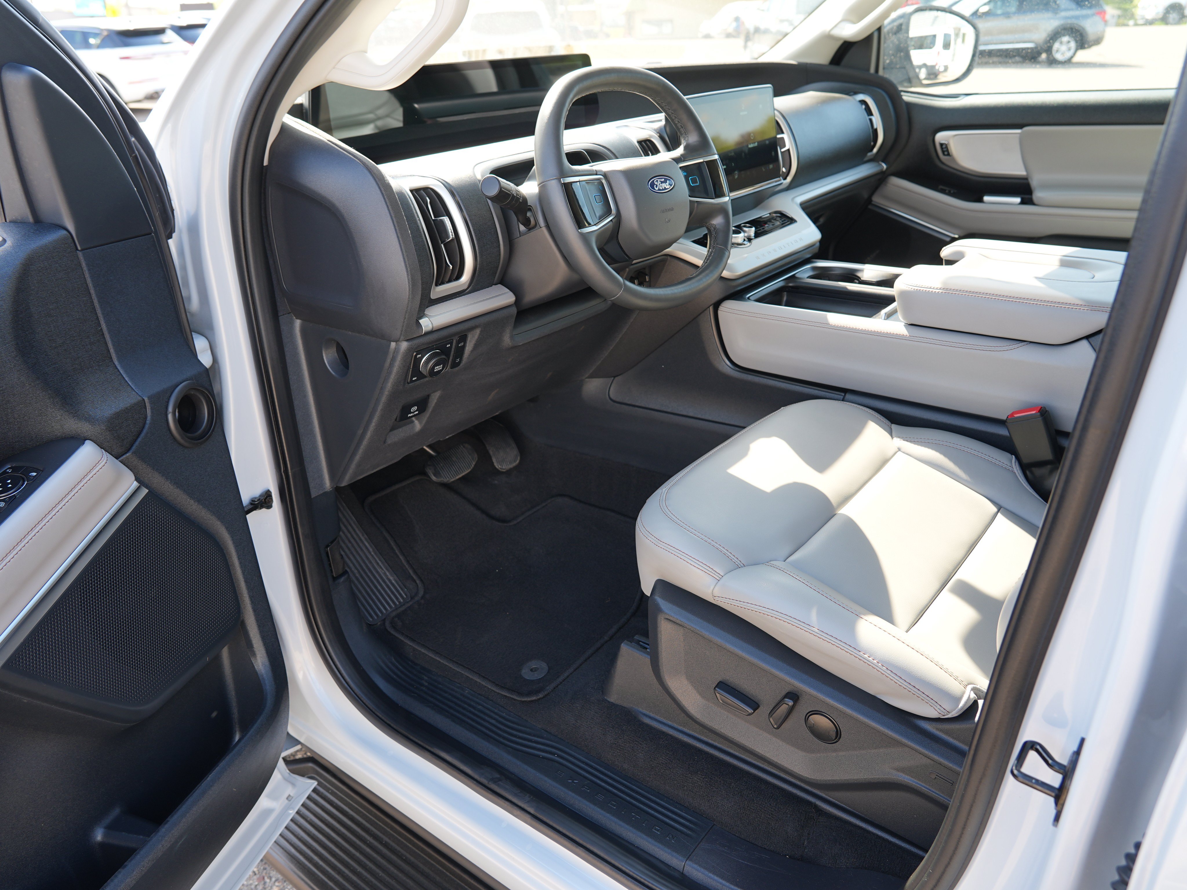 Used 2025 Ford Expedition Active AWD/4WD image 15