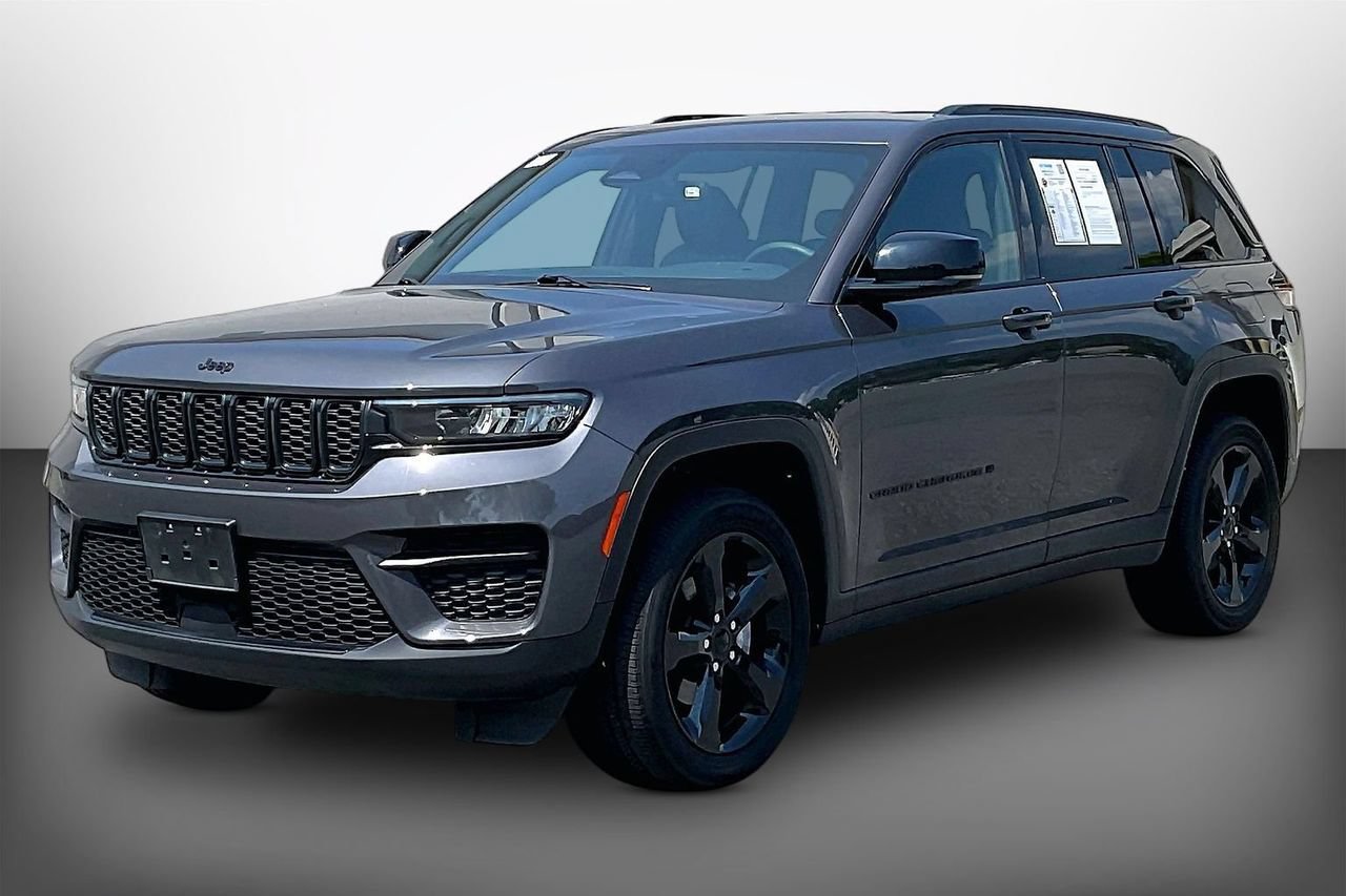 Used 2023 Jeep Grand Cherokee Altitude AWD/4WD image 4