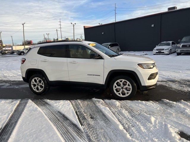 Used 2025 Jeep Compass Latitude image 3