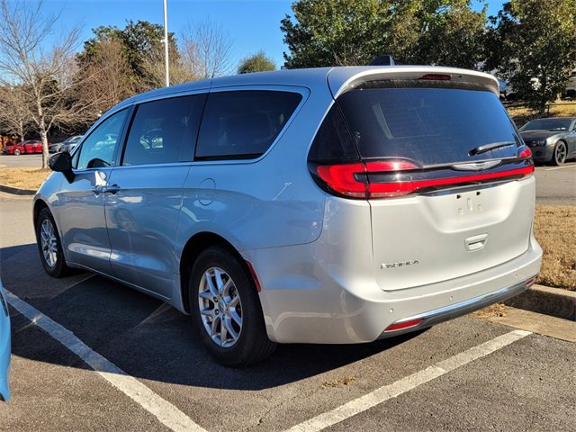 Used 2023 Chrysler Pacifica Touring-L image 5
