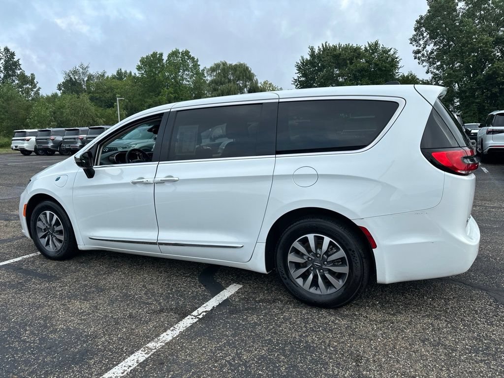Used 2023 Chrysler Pacifica Limited FWD image 11