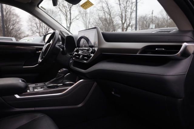 Used 2022 Toyota Highlander Limited image 42