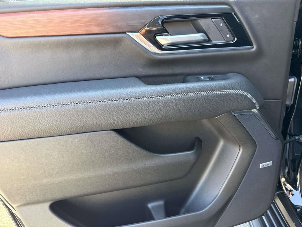 Used 2025 GMC Yukon XL Denali AWD/4WD image 10