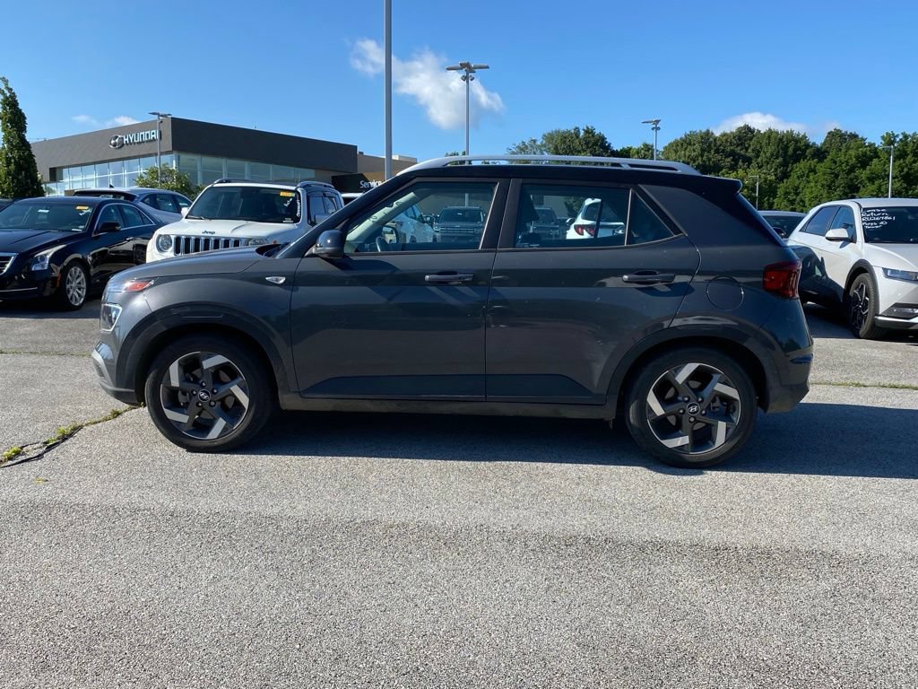 Used 2023 Hyundai Venue Limited FWD image 4