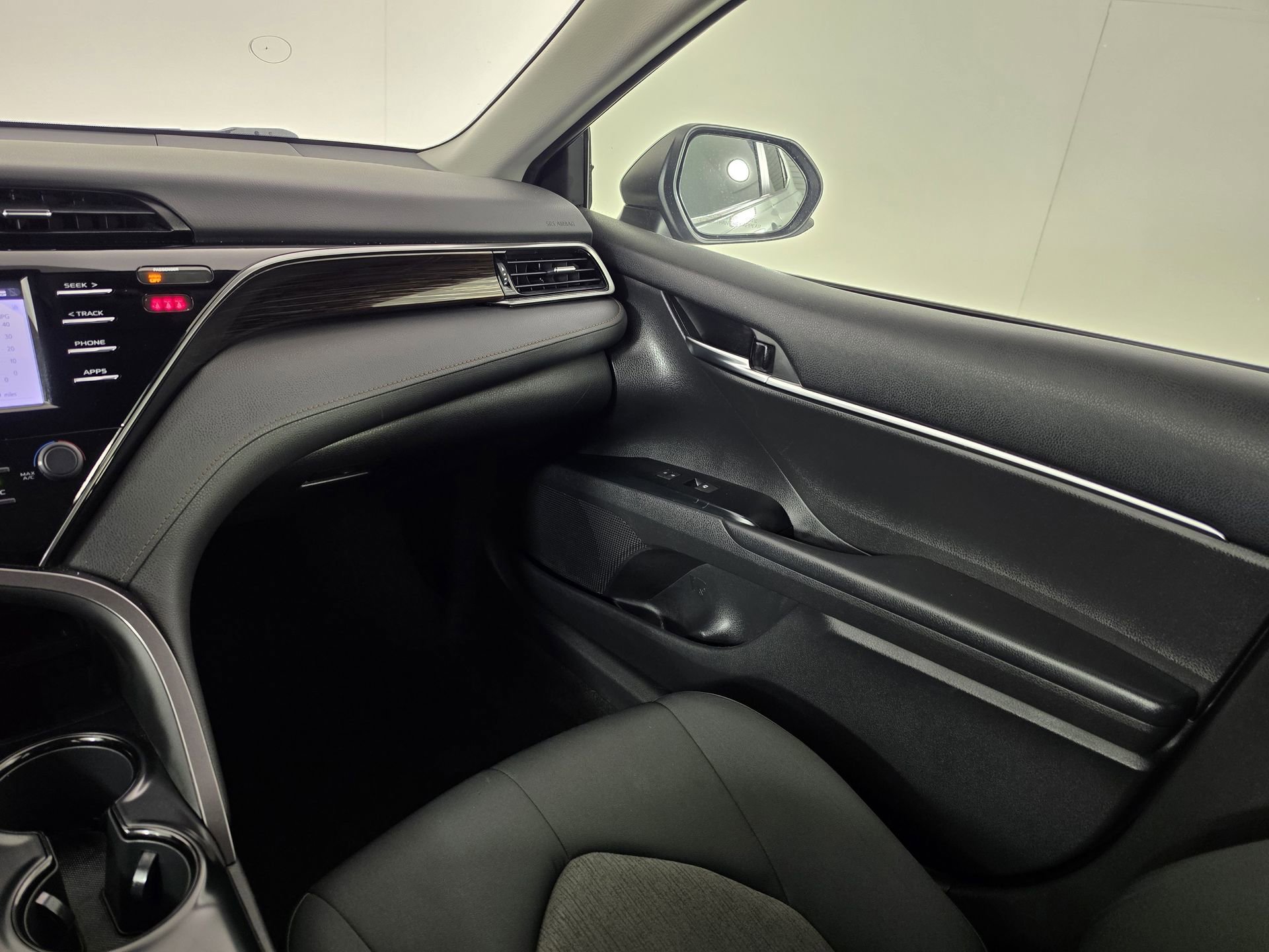 Used 2020 Toyota Camry LE FWD image 33