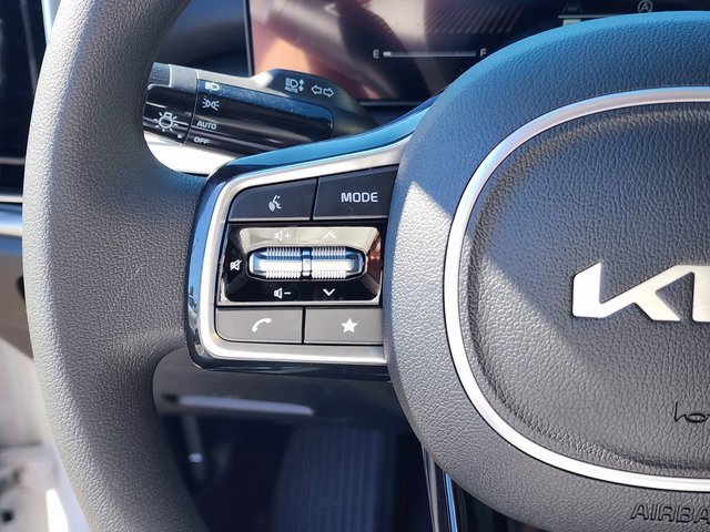 Used 2025 Kia Sorento LX image 28