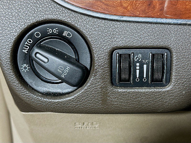 Used 2013 Chrysler Town & Country Limited w/ Luxury Group FWD image 10