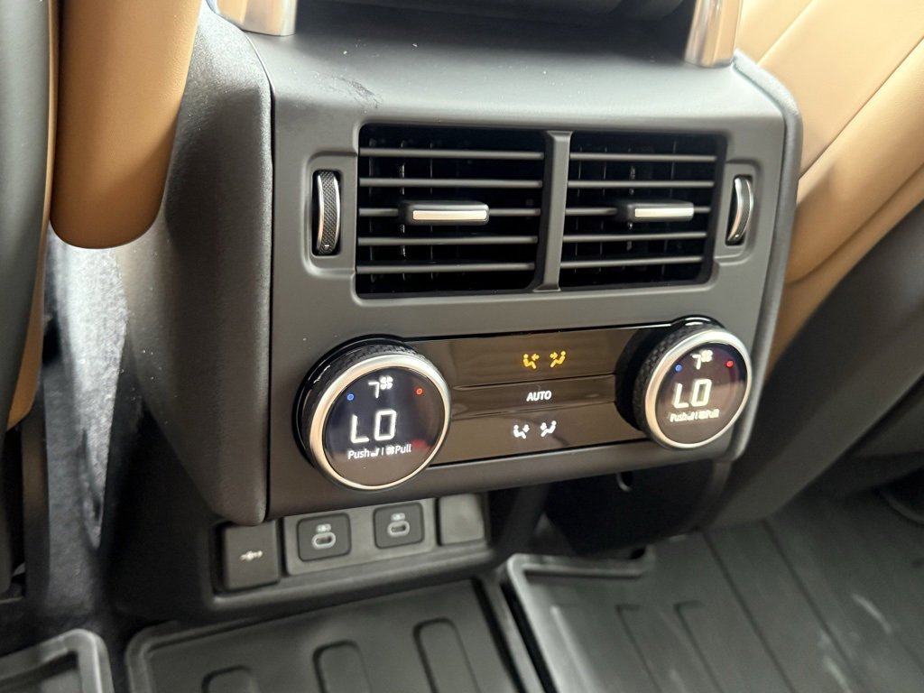 New 2025 Land Rover Discovery Dynamic SE image 36