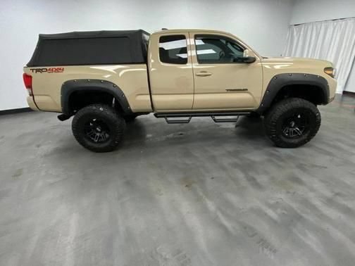 Used 2017 Toyota Tacoma TRD Off-Road w/ Tow Package AWD/4WD image 8
