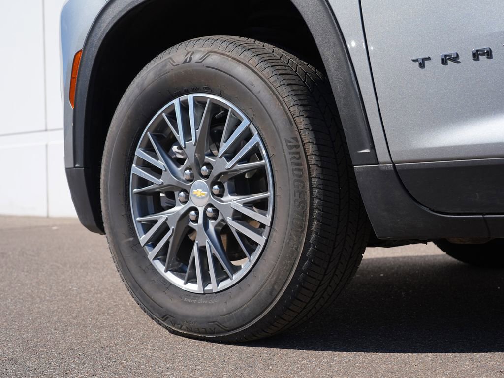 Used 2025 Chevrolet Traverse LT image 32